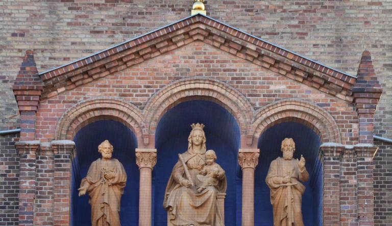 Peter und Paul_Portikusfiguren Petrus, Maria mit dem Kind und Paulus, Foto:  Andreas Statt, Lizenz:  Andreas Statt
