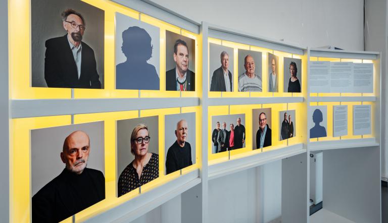 Die Zeitzeugen im Mittelpunkt_20 Menschen und ihre Biografien, aus der Ausstellung “Leben nach der Haft. Ehemalige politische Gefangene der DDR berichten”, Foto Menschenrechtszentrum Cottbus e.V., Foto: Foto Menschenrechtszentrum Cottbus e.V., Lizenz: Foto Menschenrechtszentrum Cottbus e.V.