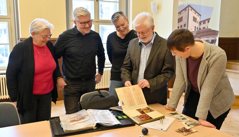Objektübergabe der Zeitzeugenfamilie Kurth für die Sonderausstellung  Leben nach der Haft. Ehemalige politische Gefangene der DDR berichten, Foto: Foto Michael Lüder, Lizenz: © Stiftung Gedenkstätte Lindenstraße