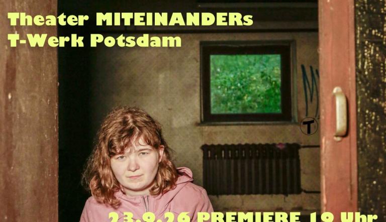 Zu sehen ist das Plakat der Theaterinszenierung "Traumpartie nach Strindberg". Darauf ist eine junge Frau, die in einem unrenovierten Haus durch eine Durchreiche in ein Nebenzimmer schaut., Foto: Johanna Lucht, Lizenz: Theater MITEINANDERs