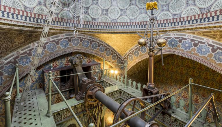 Maschinenraum des Dampfmaschinenhauses (Moschee) mit kunstvoll verziertem Gewölbe und Metallgestänge. Dampfmaschine in der Mitte. Reiche Muster und Ornamente bedecken Wände und Decke., Foto: P.-M. Bauers, Lizenz: SPSG