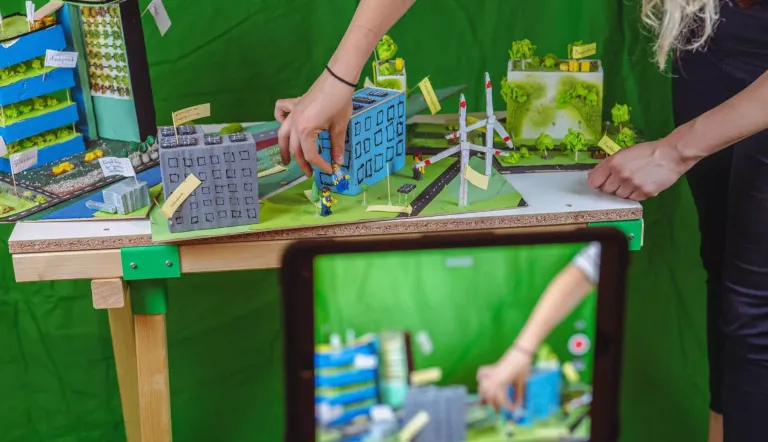 Figuren vor Greenscreen, Foto: © BKG,Foto: N. Redlich, Lizenz: © BKG,Foto: N. Redlich