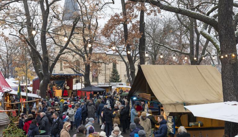Böhmischer Weihnachtsmarkt auf dem Weberplatz Babelsberg, Foto: André Stiebitz, Lizenz: PMSG Potsdam Marketing und Service GmbH