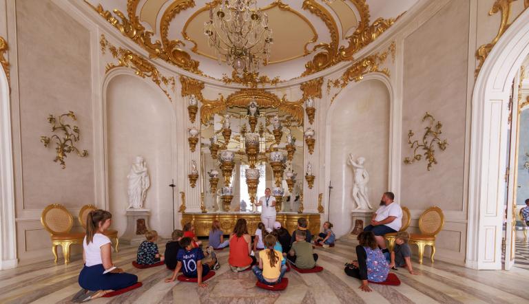 Führung in den Neuen Kammern, Foto: André Stiebitz, Lizenz: SPSG