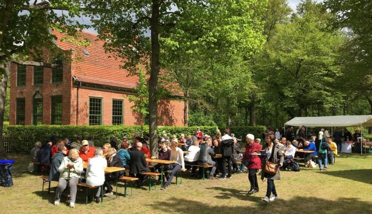 Jagdschloss Stern mit Besucher:innen, Foto: Förderverein Jagdschloss Stern, Lizenz: © Förderverein Jagdschloss Stern