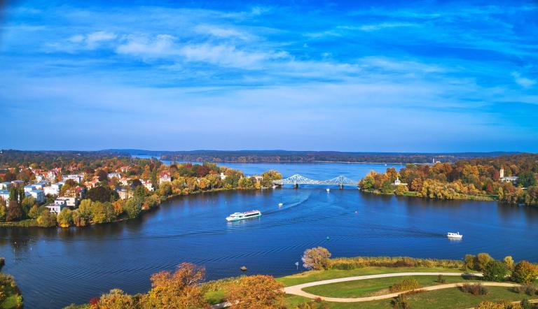 MS Schwielowsee vor der Glienicker Brücke, Foto: Jens Schröder, Lizenz: Weisse Flotte Potsdam GmbH