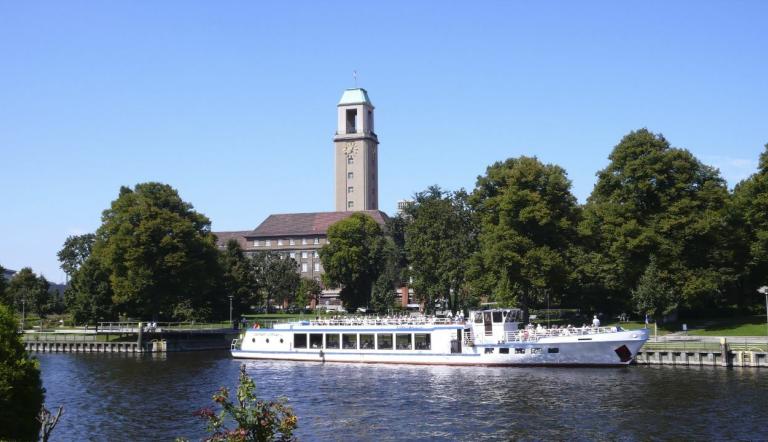 Die MS Königswald vor dem Rathaus Spandau, Foto: Jens Schröder, Lizenz: Weisse Flotte Potsdam GmbH