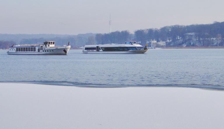 MS Königswald und MS Belvedere vor dem kleinen Schloß im Park Babelsberg, Foto: Weisse Flotte Potsdam GmbH, Lizenz: Weisse Flotte Potsdam GmbH