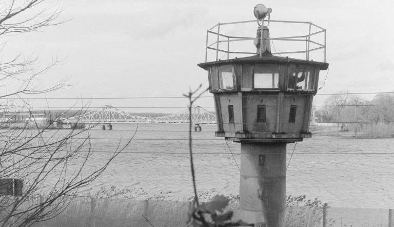 Ufer Park Babelsberg mit Wachturm und Blick auf Glienicker Brücke, Foto: Peter Rohn, 1989, Lizenz: SPSG