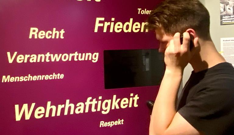 Leo an der Hörstation, Foto: Stephanie Hochberg, Lizenz: Stiftung Garnisonkirche