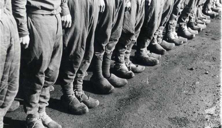 Fußlappen und Holzpantinen sowjetischer Kriegsgefangener in einem Lager der Zeche Emscher-Lippe, 1942  , Foto: Foto Sammlung Grau, Lizenz: © LWL-Medienzentrum