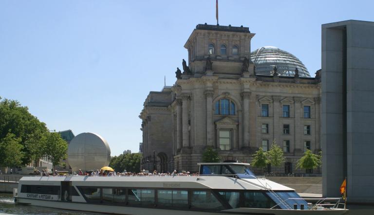 MS Belvedere vor dem Reichstag, Foto: Jens Schröder, Lizenz: Weisse Flotte Potsdam GmbH