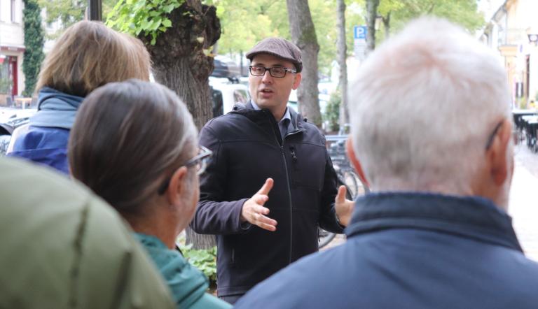Dr. Johannes Leicht bei der thematischen Stadtführung, Vergessene Vergangenheit - NS-Zwangsarbeit im Potsdamer Stadtzentrum, Foto: Stiftung Gedenkstätte Lindenstraße, Lizenz: © Stiftung Gedenkstätte Lindenstraße