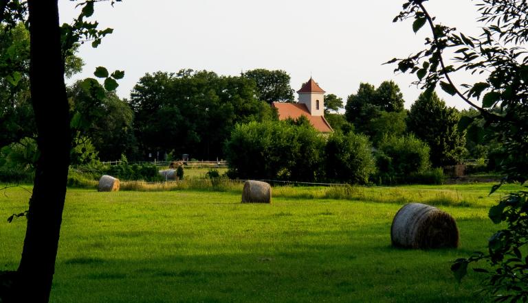 Nattwerder; Dorfkirche vom Weg nach Grube, Foto: Andreas Fink, Lizenz: Andreas Fink