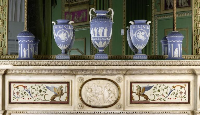 Wedgewood-Porzellan auf dem Kaminsims in der Grünen Kammer, im Marmorpalais, Foto: Wolfgang Pfauder, Lizenz: SPSG