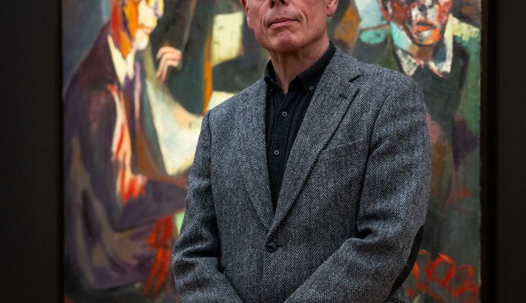 Ralf Kerbach in der Ausstellung IM DIALOG – Sammlung Hasso Plattner: Kunst aus der DDR vor seinem Kunstwerk Dresdner Freunde, 1983/84. Sammlung Hasso Plattner , Foto: Foto: Clemens Porikys , Lizenz: © VG Bild-Kunst, Bonn 2024,