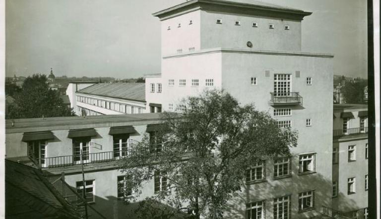 Blick vom Dach des alten Städtischen Krankenhauses nach Norden zum Turm über dem Haupt-eingang. Städtische Lichtbildstelle 1929, Foto: PM, Lizenz: PM