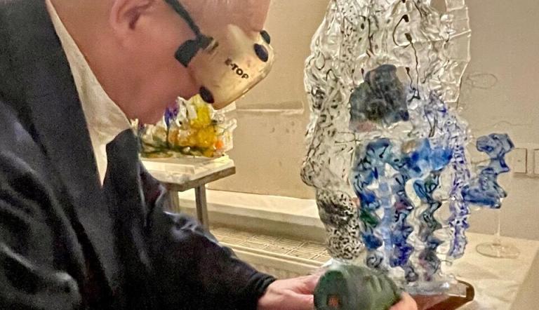 Gerd Sonntag an einer seiner Glasskulpturen, Foto: Mikos Meininger, Lizenz: Mikos Meininger