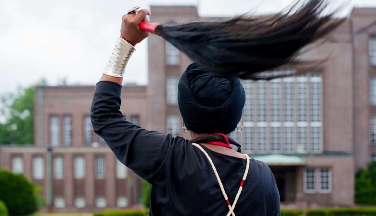 Künstlerin Tuli Mekondjo vor der Großfunkstelle Nauen, Foto: Kristina Tschesch, Lizenz: Kristina Tschesch
