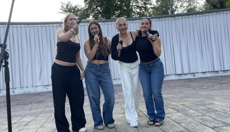 Karaoke auf der Inselbühne, Foto: Potsdamer Bürgerstiftung, Lizenz: Potsdamer Bürgerstiftung