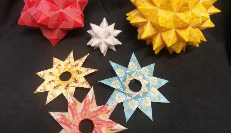 selbstgebastelte bunte Papiersterne , Foto: Ulrike Engler, Lizenz: Botanischer Garten der Universität Potsdam