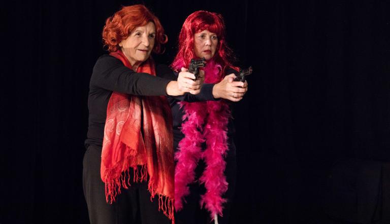 Ensemble LX Szenenfoto Besuch von alten Damen, Foto: Alexandra Macnaughton, Lizenz: Ensemble LX e.V..
