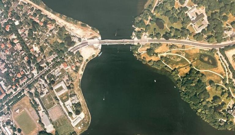 Mauerstreifen an beiden nördlichen Ufern der Glienicker Brücke, 1992, Foto: Medianova, Lizenz: Potsdam Museum