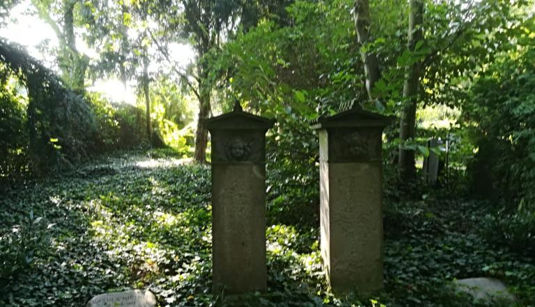 Alter Bornstedter Friedhof und Kirche Bornstedt, Foto: Ulrike Bens, Lizenz: Freunde des Bornstedter Friedhofs e.V.