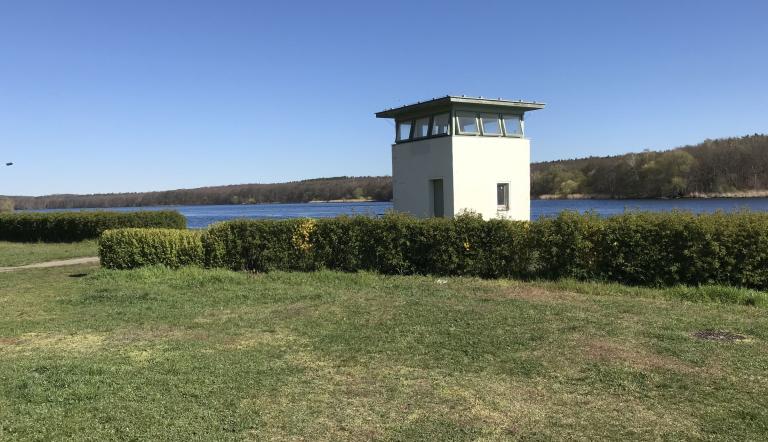 Kontrollturm am Grenzübergangsstelle Nedlitz (GÜSt), Foto: Dr.Jürgen Reiche, Lizenz: Erinnerungsorte Potsdamer Grenze e.V.