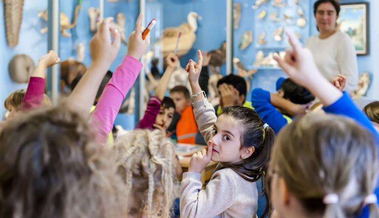 Schulklasse im Foyer des Museums, Foto: David Marschalsky, Lizenz: Naturkundemuseum Potsdam
