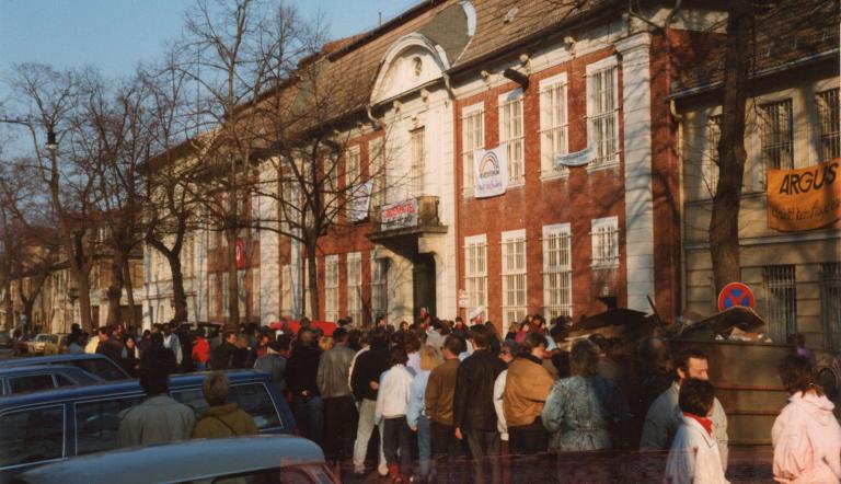 Warteschlange vor der Lindenstraße 54,55 am Tag der offenen Tür, 17.2.1990 , Foto: Foto Dieter Drewitz, Lizenz: © Stiftung Gedenkstätte Lindenstraße