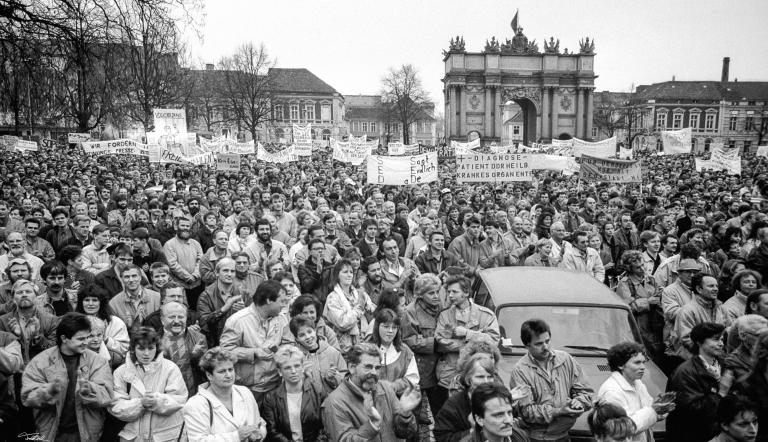 Demonstrationen auf dem Platz der Nationen in Potsdam, 4. November 1989, Foto: Klaus Fahlbusch, Lizenz: © Stiftung Gedenkstätte Lindenstraße