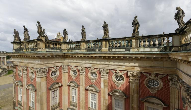 Neues Palais, Dach mit Sandsteinskulpturen, Foto: P.-M. Bauers, Lizenz: SPSG