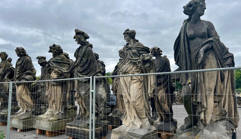Auf Augen­höhe mit den kolossalen Sandstein­skulpturen des Neuen Palais, Foto: SPSG, Lizenz: SPSG