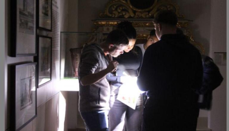 Taschenlampenführung für Erwachsene, Foto: Ute Meesmann, Lizenz: Potsdam Museum