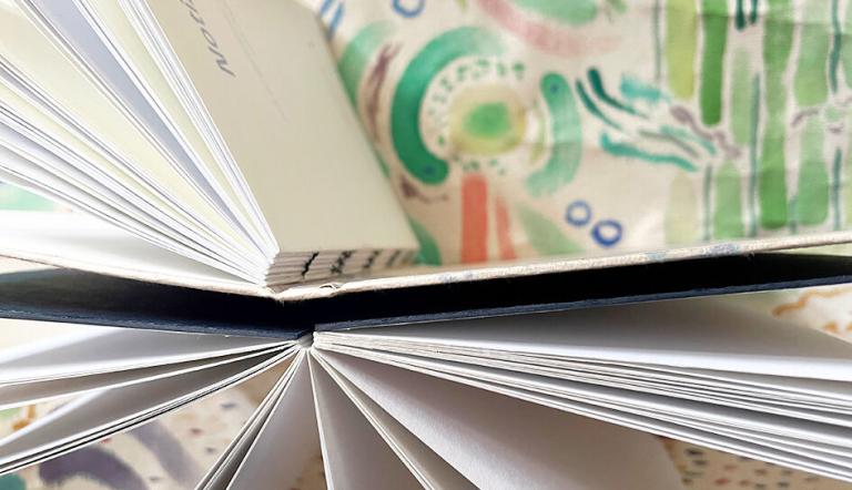 Hangebundenes Buch mit selbstgestaltetem Umschlag, Foto: Verena Haltenberger, Lizenz: Verena Haltenberger Hangebundenes Buch mit selbstgestaltetem Umschlag, Foto: Verena Haltenberger, Lizenz: Verena Haltenberger