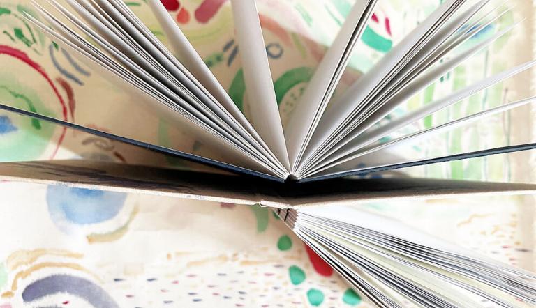 Hangebundenes Buch mit selbstgestaltetem Umschlag, Foto: Verena Haltenberger, Lizenz: Verena Haltenberger Hangebundenes Buch mit selbstgestaltetem Umschlag, Foto: Verena Haltenberger, Lizenz: Verena Haltenberger