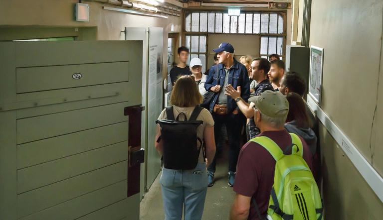 Führung durch die Gedenkstätte Lindenstraße, Foto: Foto Hagen Immel, Lizenz: © Stiftung Gedenkstätte Lindenstraße