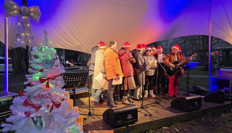 WeihnachtsOpenAir am Schlaatz, Foto: Marina Kudriaschowa, Lizenz: Soziale Stadt ProPotsdam gGmbH / Friedrich-Reinsch-Haus WeihnachtsOpenAir am Schlaatz, Foto: Marina Kudriaschowa, Lizenz: Soziale Stadt ProPotsdam gGmbH / Friedrich-Reinsch-Haus
