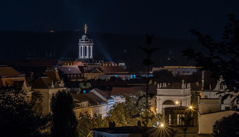 Das Große Waisenhaus zu Potsdam mit seiner goldenen Caritas, Foto: Thomas Hagenbucher/designunit