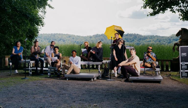 Die Autor:innen bei der Uraufführung von "und so gehen alle geschichten" in Buckow , Foto: Foto: Miguel Hahn, Lizenz: ©BKG