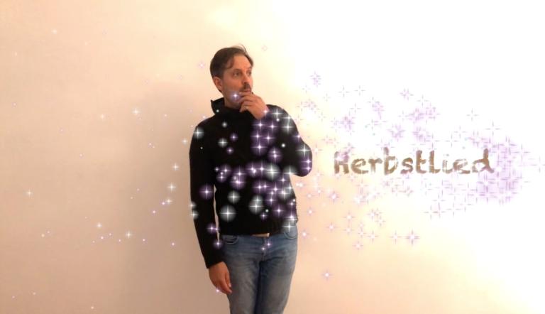 Herbstlied In herbstlichen Farben steht der Sänger Kristofer Benn