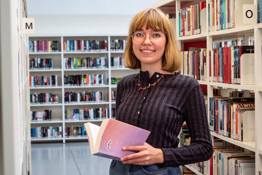 Fachangestellte für Medien- und Informationsdienste verwalten riesige Bibliotheks- und Archivbestände, beraten Besucher/innen und suchen Medien oder Informationen für sie heraus.