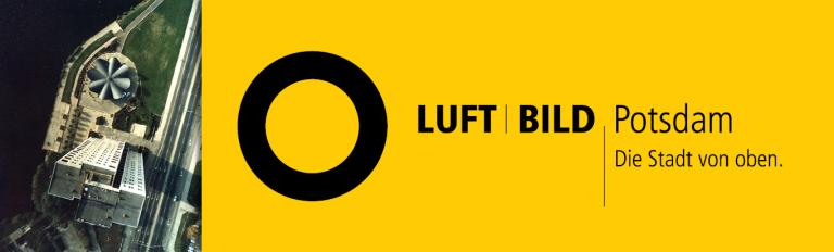 Slide für die Ausstellung "LUFT|BILD|Potsdam" mit einem Luftbild der Stadt.