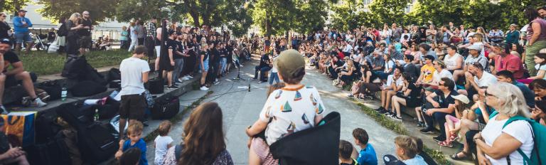 Eine große Menschenmenge lauscht einer Band auf dem Platz der Einheit.