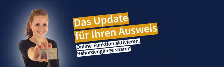 Eine Frau zeigt ihren Personalausweis in die Kamera.