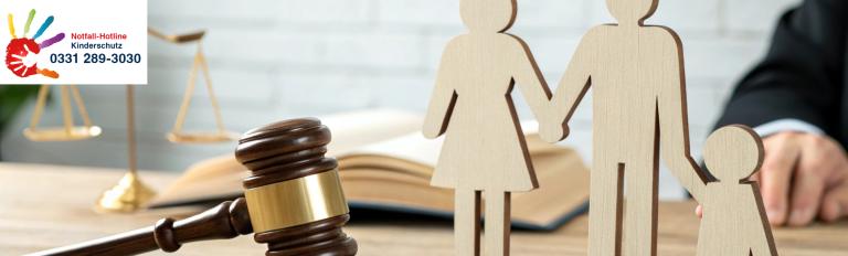 Familienrechtsprechung Familienrechtsprechung: symbolisch sind Gerichtshammer, Gesetzbuch und eine Familie zu sehen. Die Notfall-Hotline Kinderschutz von Potsdam ist eingeblendet: 0331 289 3030