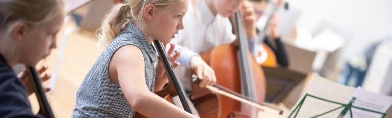 Engagierte junge Cellospielerinnen im Ensemble - Cellistin - Cello