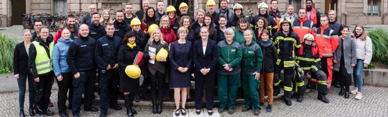 Das Gruppenfoto zeigt rund 40 Mitarbeiterinnen und Mitarbeiter der Landeshauptstadt Potsdam aus verschiedenen Arbeitbereichen.