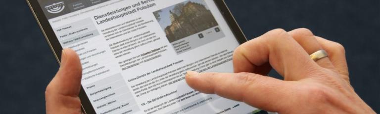 Das Bild zeigt ein Tablet mit der Webseite www.potsdam.de